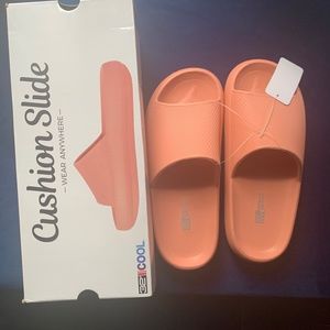 NIB UNISEX 32 Degrees Cool Cushion Slides in Coral Sz. M